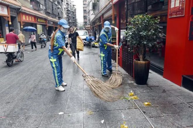 NG体育官网app下载给环卫工戴定位手表20分钟不动就喊加油！这算鼓励还是监视？(图7)