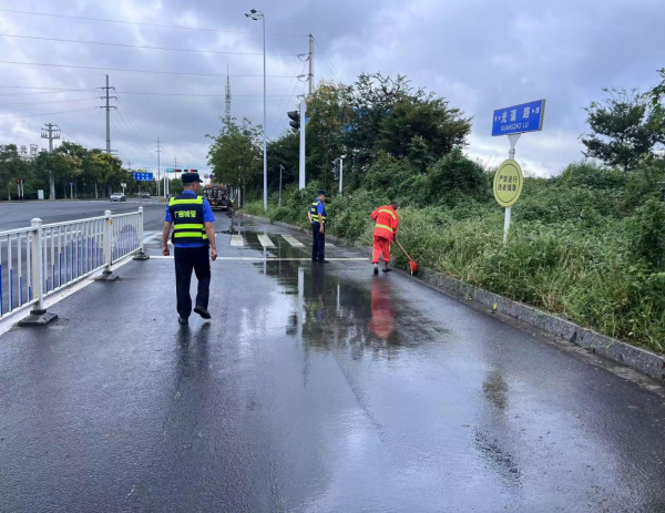 NG体育广德市城市管理局：“环卫+执法”联动共管 双向赋能城市管理精细化(图1)