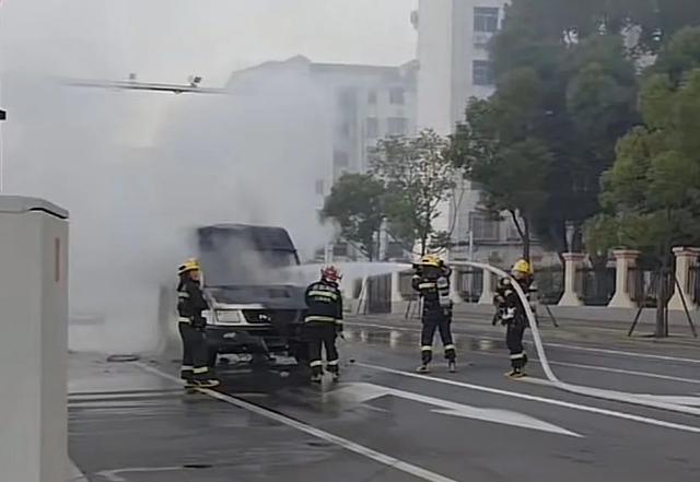 NG体育娱乐事发上海！地铁站附近面包车陷入火海火势猛烈环卫工洒水工联手灭火(图4)