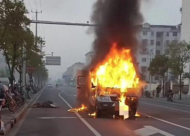 NG体育娱乐事发上海！地铁站附近面包车陷入火海火势猛烈环卫工洒水工联手灭火(图1)