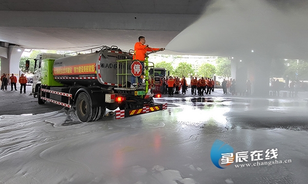 NG体育官网app下载长沙市开福区：环卫“橙”牵手消防“蓝” 共建美丽开福(图1)