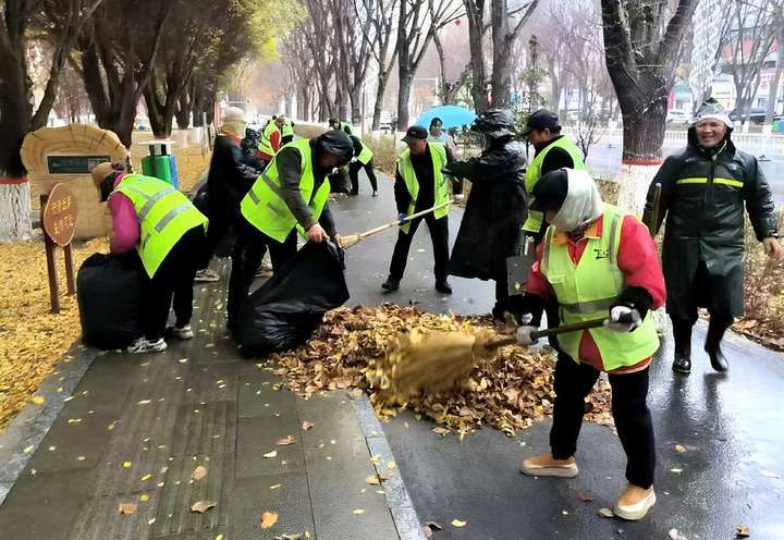 NG体育环卫工人雨中扫落叶 保城市畅通整洁