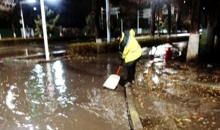 NG体育环卫工人雨中扫落叶 保城市畅通整洁(图3)