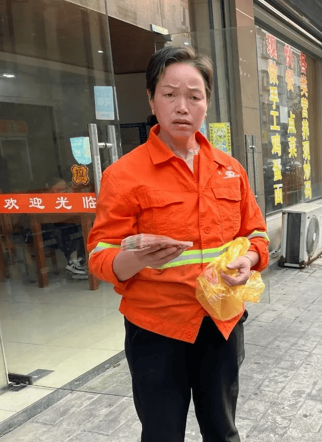 点赞！宁乡环卫工人拾金不昧NG体育官网app下载(图2)