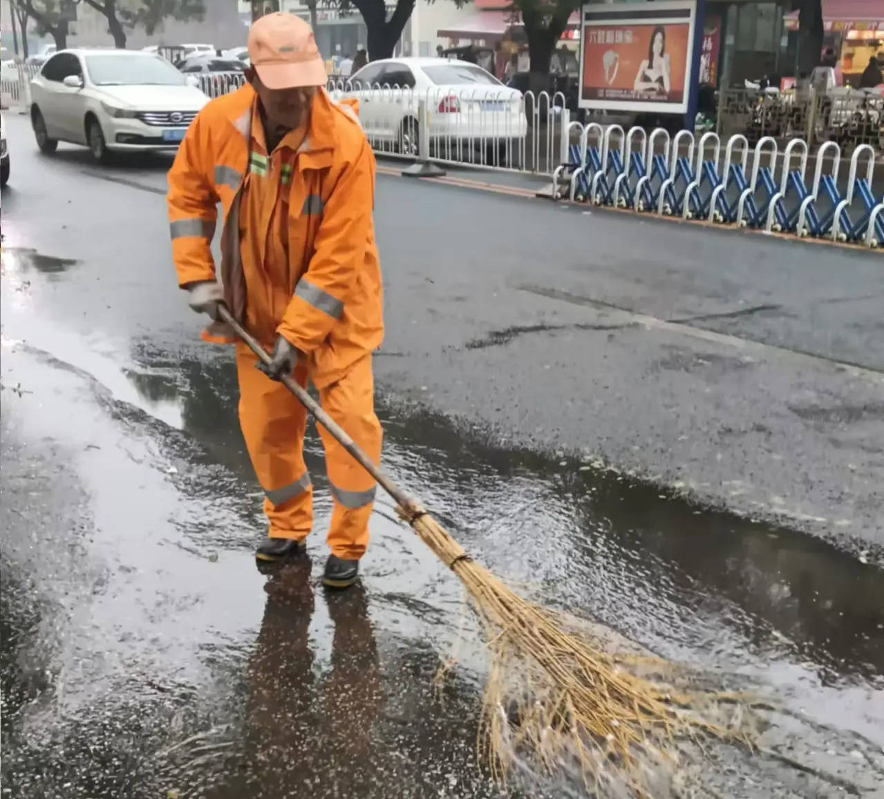 雨NG体育官网app下载后的守护：顺安环卫公司精细化保洁之路(图3)